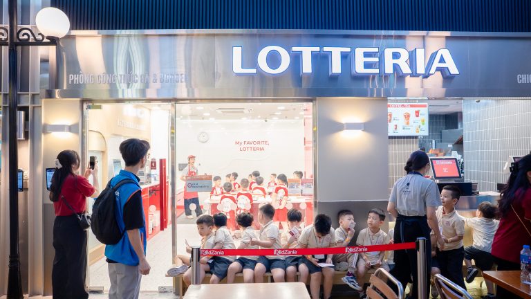 Khám phá quy trình làm nên chiếc burger thơm ngon tại Phòng nghiên cứu Gà và Burger Lotteria