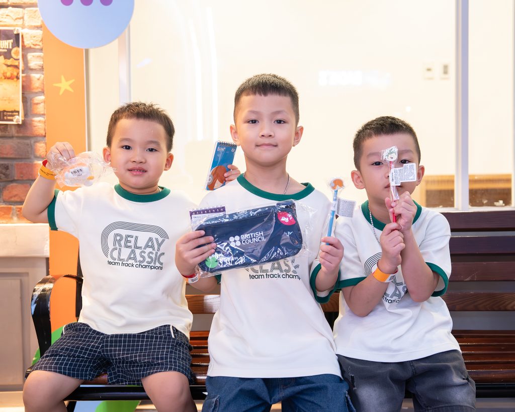 Các bé nhận quà từ Kidzania và British Council sau khi hoàn thành nhiệm vụ tiếng Anh.
